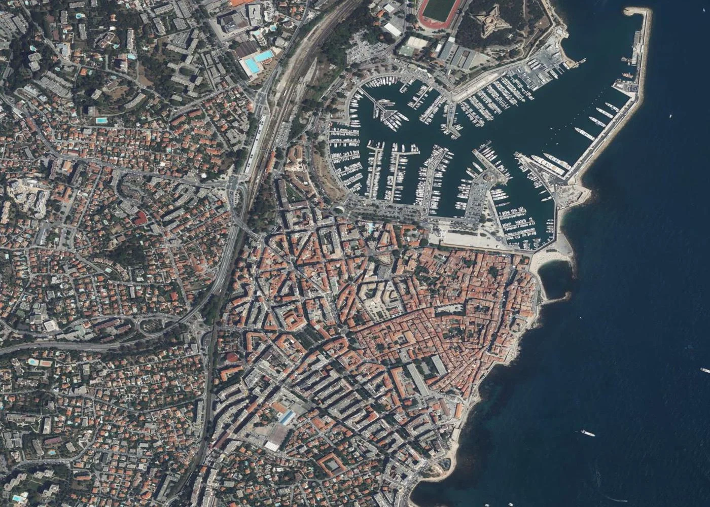 Photographie aérienne IGN du vieil Antibes, du port Vauban et du Fort Carré